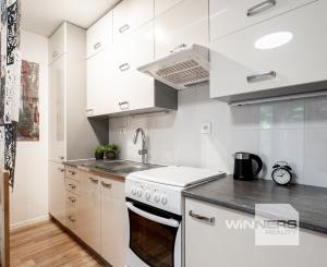 NA PREDAJ KLIMATIZOVANÁ GARSÓNKA 31,4m2 s balkónom a  parkovacím státím, ul. Na pasekách