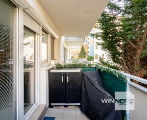 NA PREDAJ KLIMATIZOVANÁ GARSÓNKA 31,4m2 s balkónom a  parkovacím státím, ul. Na pasekách