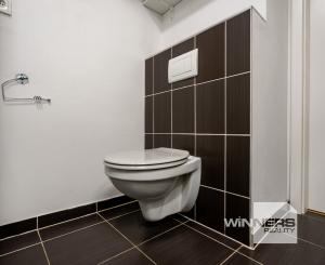 NA PREDAJ KLIMATIZOVANÁ GARSÓNKA 31,4m2 s balkónom a  parkovacím státím, ul. Na pasekách