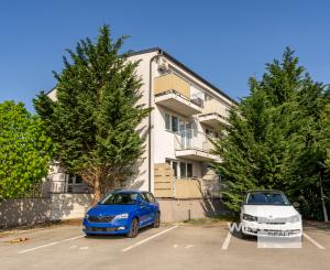 NA PREDAJ KLIMATIZOVANÁ GARSÓNKA 31,4m2 s balkónom a  parkovacím státím, ul. Na pasekách