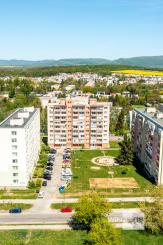 Ponúkame Vám na predaj veľmi pekný 2 izbový byt v Michalovciach.