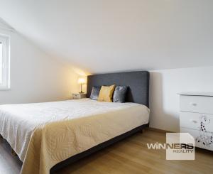Na predaj 4-izbový zariadený byt (84,14 m²) so záhradou/pozemkom a parkovaním pri jazere