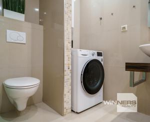 Na predaj 4-izbový zariadený byt (84,14 m²) so záhradou/pozemkom a parkovaním pri jazere
