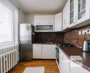 Ponúkame Vám na prenájom 2-izbový slnečný byt s loggiou v mestskej časti Košice – Juh na ulici Mudroňova.