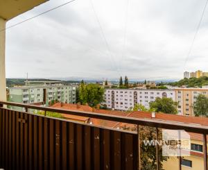 Ponúkame Vám na prenájom 2-izbový slnečný byt s loggiou v mestskej časti Košice – Juh na ulici Mudroňova.