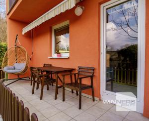 Na predaj zariadený štýlový 4-izbový byt so záhradou, parkovaním a výhľadom na jazero – Veľký Biel