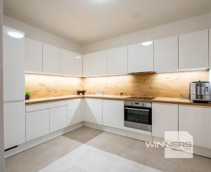 NA PREDAJ veľkometrážny 4-izbový byt 166,94 m² s parkovacím státím a 2 loggiami – Zámocká ulica