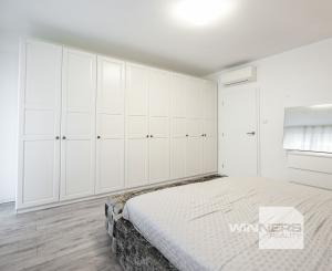 NA PREDAJ veľkometrážny 4-izbový byt 166,94 m² s parkovacím státím a 2 loggiami – Zámocká ulica