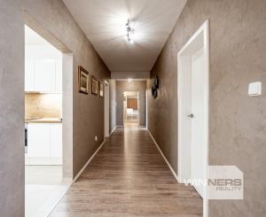 NA PREDAJ veľkometrážny 4-izbový byt 166,94 m² s parkovacím státím a 2 loggiami – Zámocká ulica