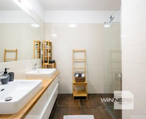 NA PREDAJ veľkometrážny 4-izbový byt 166,94 m² s parkovacím státím a 2 loggiami – Zámocká ulica