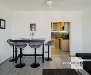 NA PREDAJ praktický 3-izbový byt po kompletnej rekonštrukcii, 55,59 m², ul. Furdekova – Petržalka