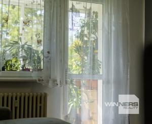 NA PREDAJ priestranný 3-izbový byt po rekonštrukcii s 2 loggiami, Námestie Hraničiarov – Petržalka