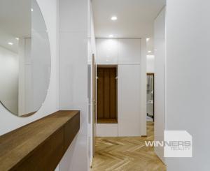 VÝNIMOČNÝ 3-IZBOVÝ BYT S IKONICKÝM VÝHĽADOM NA MODRÝ KOSTOLÍK | 2 LODŽIE, BALKÓN A 2 PARKOVACIE MIESTA