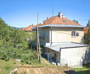 2,5 izb. byt s garážou a 2 záhradkami, Krupina