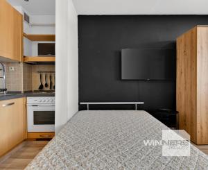 REZERVOVANÉ - Na predaj zrekonštruovaný a zariadený 1-izbový byt, 37,54 m2, Sekurisova ulica, Bratislava-Dúbravka