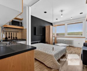 REZERVOVANÉ - Na predaj zrekonštruovaný a zariadený 1-izbový byt, 37,54 m2, Sekurisova ulica, Bratislava-Dúbravka