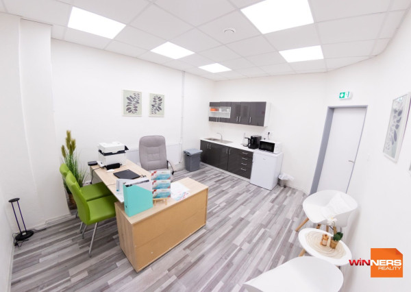 Ponúkam Vám na prenájom zrekonštruované priestory vhodné ako obchodné, kancelárske a aj zdravotnícke, na Levočskej ulici s dvoma parkovacími miestami.