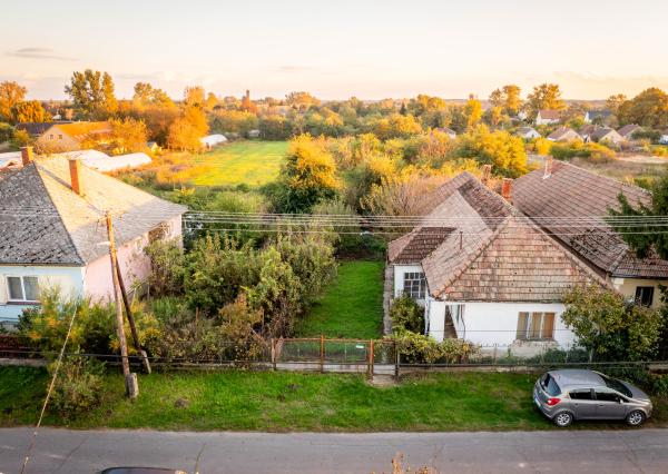 Na predaj rodinný dom v pôvodnom stave s veľkým pozemkom v obci Karcsa v Maďarsku