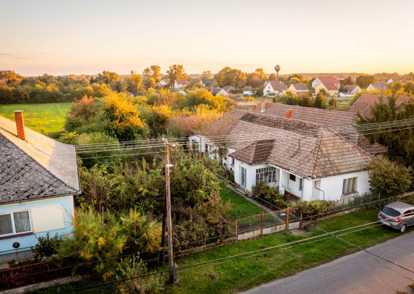 Na predaj rodinný dom v pôvodnom stave s veľkým pozemkom v obci Karcsa v Maďarsku