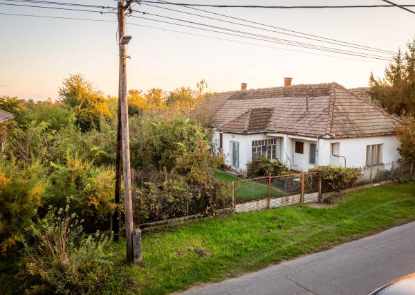 Na predaj rodinný dom v pôvodnom stave s veľkým pozemkom v obci Karcsa v Maďarsku