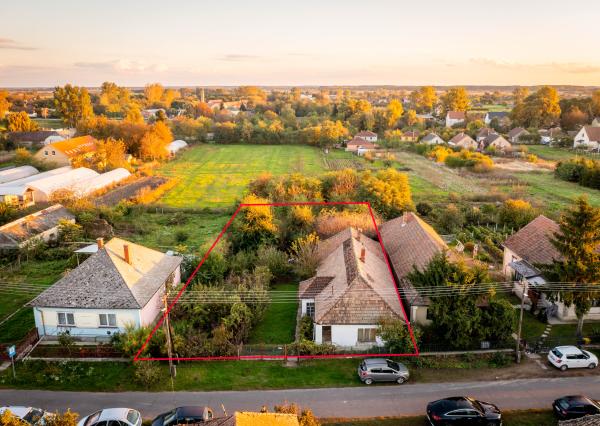 Na predaj rodinný dom v pôvodnom stave s veľkým pozemkom v obci Karcsa v Maďarsku