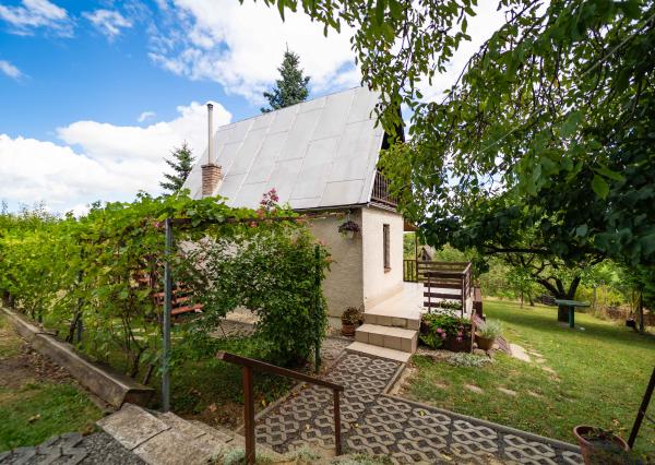 REZERVOVANE - Na predaj murovaná chata v tichom prostredí záhradkárskej oblasti Sečovce