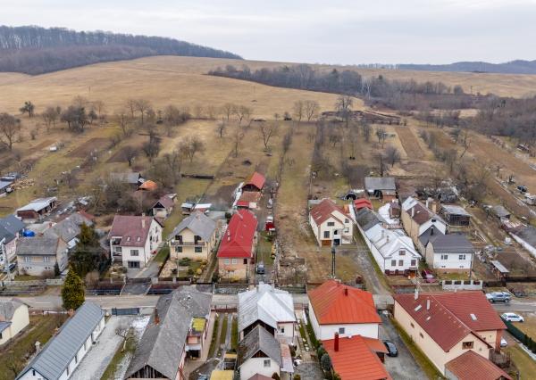 Ponúkame Vám na predaj stavebný pozemok s výhľadom na prírodu pokojnej obce Vyšný Kazimír