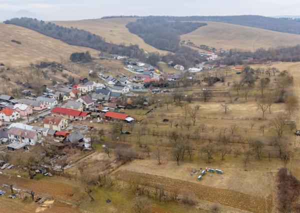 Ponúkame Vám na predaj stavebný pozemok s výhľadom na prírodu pokojnej obce Vyšný Kazimír