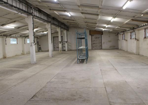 Prenájom  výrobno-skladovacieho priestoru 450 m2 a kancelárií  s prísl. 210 m2 Banská Bystrica -Nemce