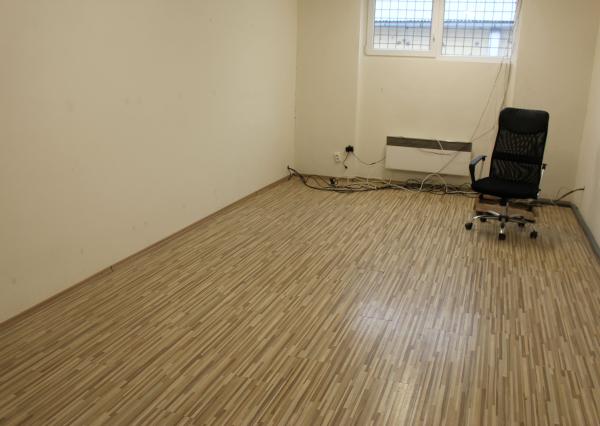 Prenájom  výrobno-skladovacieho priestoru 450 m2 a kancelárií  s prísl. 210 m2 Banská Bystrica -Nemce