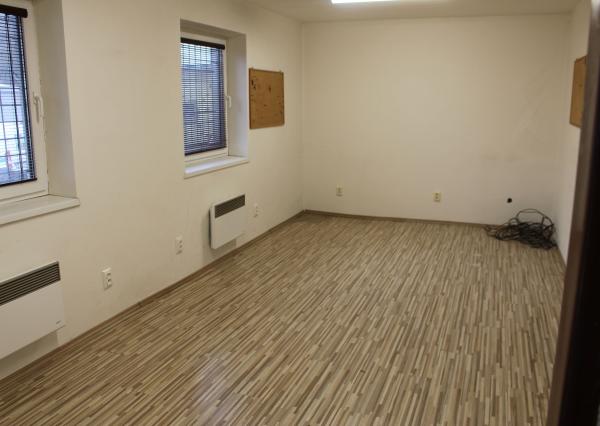 Prenájom  výrobno-skladovacieho priestoru 450 m2 a kancelárií  s prísl. 210 m2 Banská Bystrica -Nemce