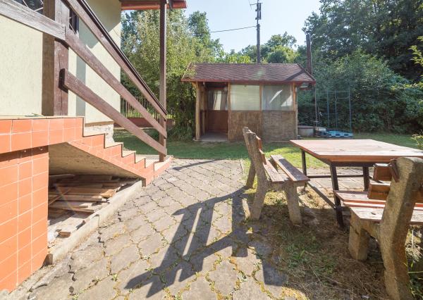 Murovaná chata neďaleko golfového klubu • obec Malá Ida