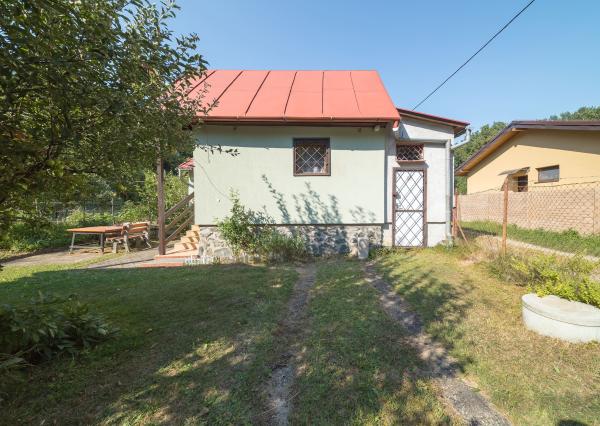 Murovaná chata neďaleko golfového klubu • obec Malá Ida