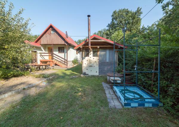 Murovaná chata neďaleko golfového klubu • obec Malá Ida