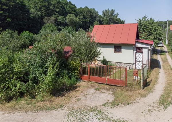 Murovaná chata neďaleko golfového klubu • obec Malá Ida