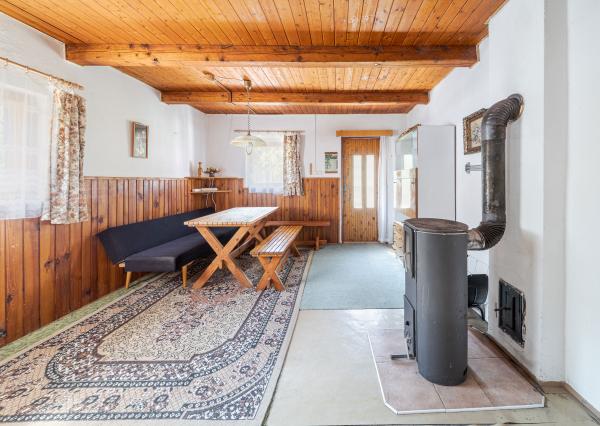 Murovaná chata neďaleko golfového klubu • obec Malá Ida