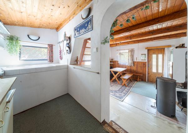 Murovaná chata neďaleko golfového klubu • obec Malá Ida