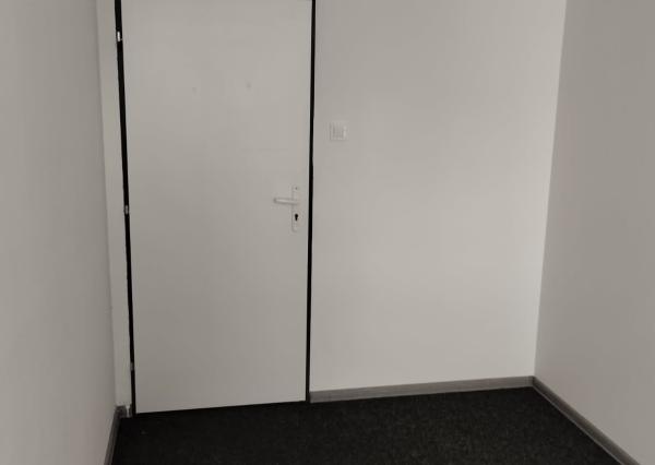 Ponúkame na prenájom kancelársky priestor s kuchynkou o výmere 12,5 m2 na Levočskej ulici, 3 NP.