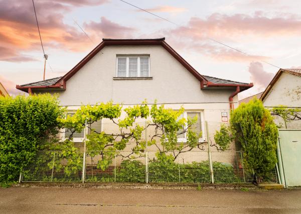 EXKLUZÍVNE NA PREDAJ – Rodinný dom s pozemkom 869 m² v tichej časti Trebišova