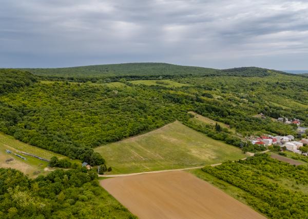 Investičný pozemok o veľkosti 44.007 m2 v obci Černochov vhodný na developerský projekt