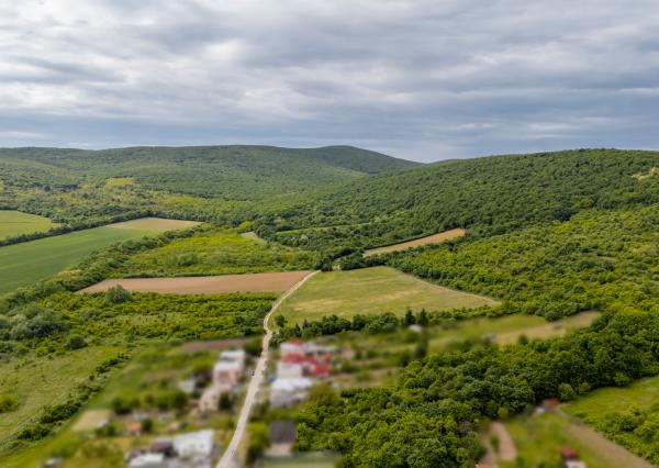 Investičný pozemok o veľkosti 44.007 m2 v obci Černochov vhodný na developerský projekt