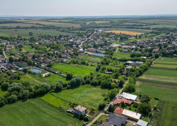 Na predaj priestranný stavebný pozemok v obci Svätoplukovo – ideálne miesto pre váš nový domov alebo investíciu
