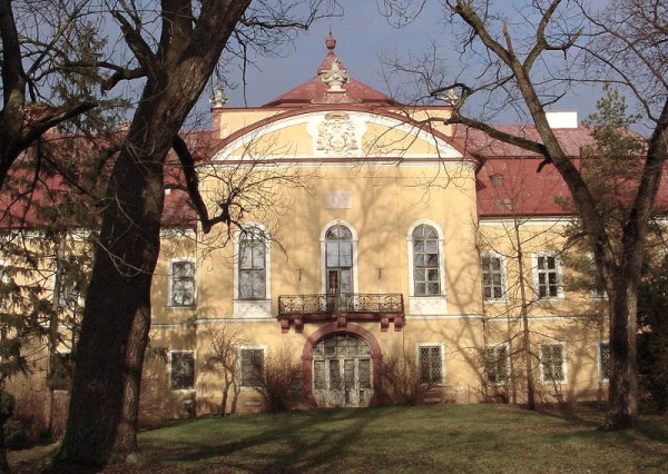 Barokový Kaštieľ rodiny Zichyovcov v obci ŽELOVCE