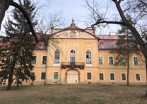 Barokový Kaštieľ rodiny Zichyovcov v obci ŽELOVCE