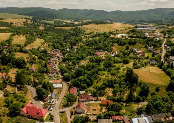 TOP CENA !!! Exkluzívne na predaj rodinný dom na priestrannom pozemku s výmerou 3 223 m² v obci Ilija