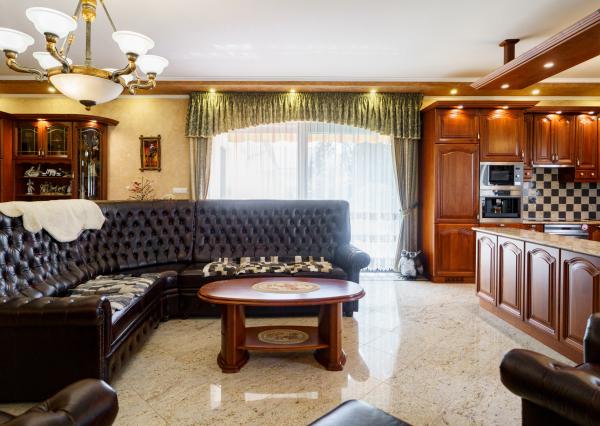 Rodinná rezidencia s parkovou úpravou záhrady na veľkorysom pozemku s bazénom , Rajka