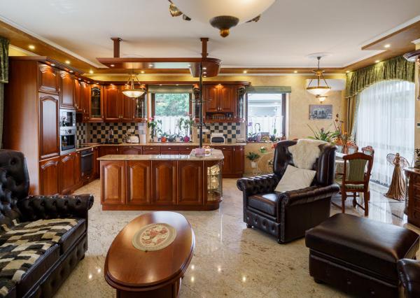 Rodinná rezidencia s parkovou úpravou záhrady na veľkorysom pozemku s bazénom , Rajka