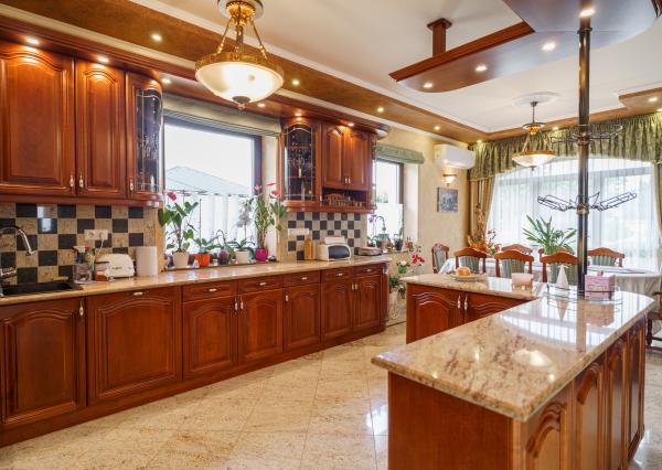 Rodinná rezidencia s parkovou úpravou záhrady na veľkorysom pozemku s bazénom , Rajka