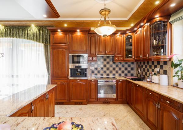 Rodinná rezidencia s parkovou úpravou záhrady na veľkorysom pozemku s bazénom , Rajka