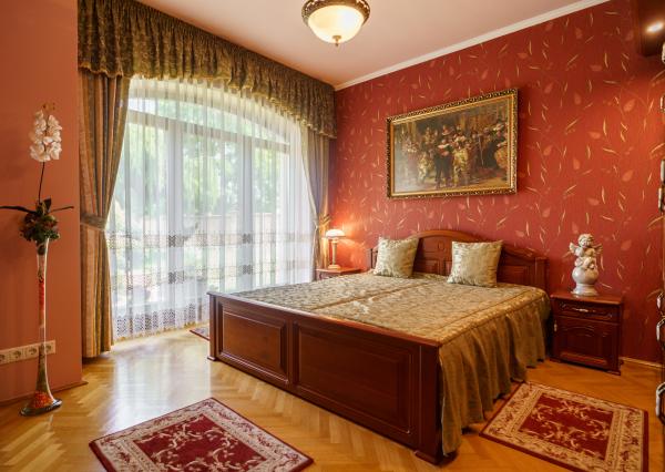 Rodinná rezidencia s parkovou úpravou záhrady na veľkorysom pozemku s bazénom , Rajka